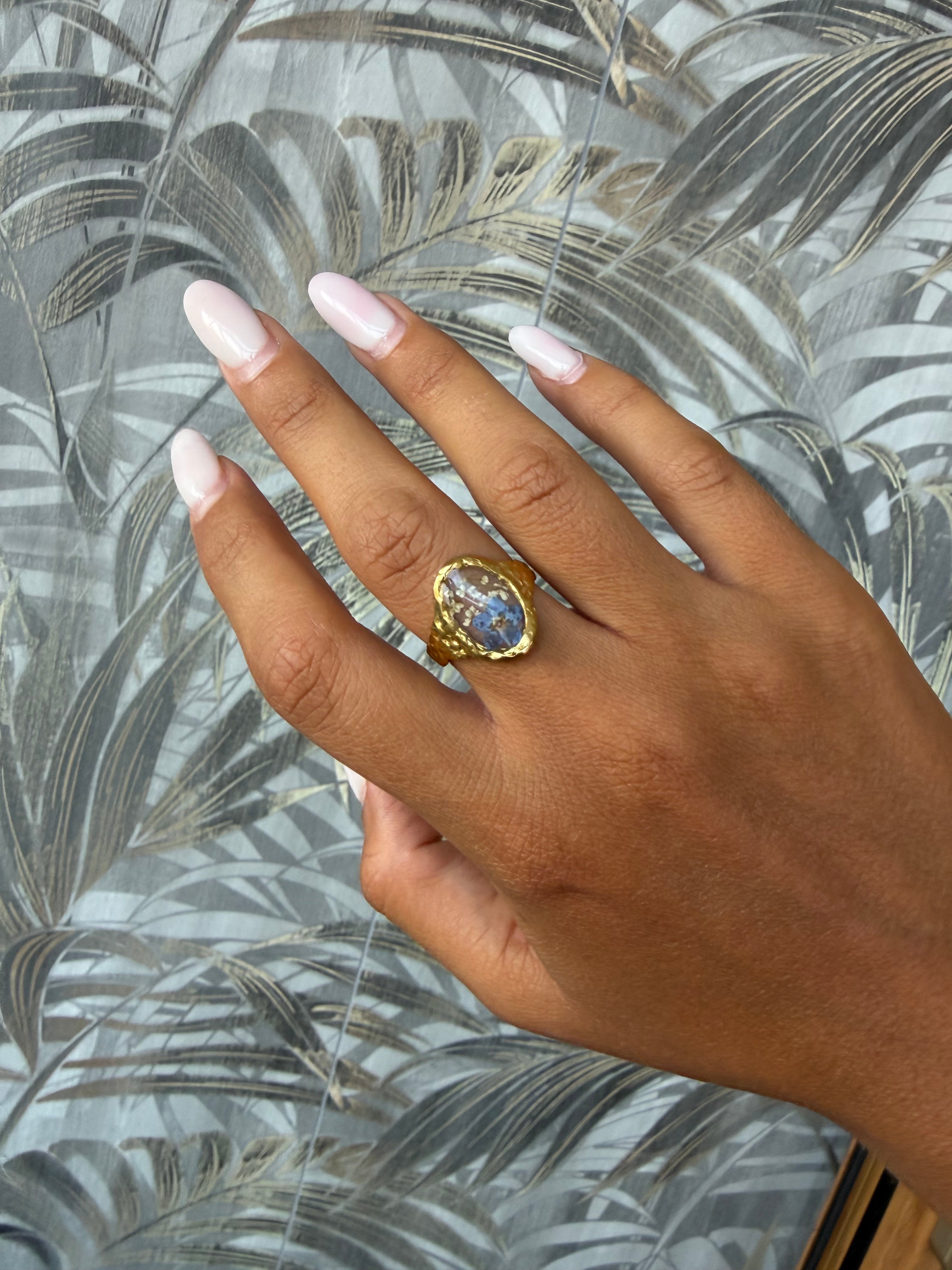 Anello Dorato in Acciaio con Fiore Non Ti Scordar di Me – Mémoire

Delicato nel significato, deciso nel carattere.