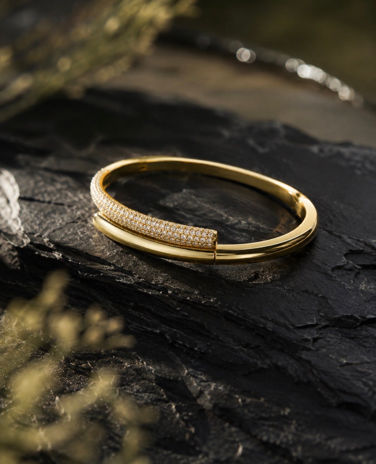 AURELIA ✨ Bracciale rigido in acciaio dorato con pavé