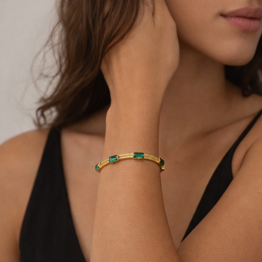 Bracciale collezione Althea con smeraldi in acciaio inossidabile dorato regolabile ipoallergenico