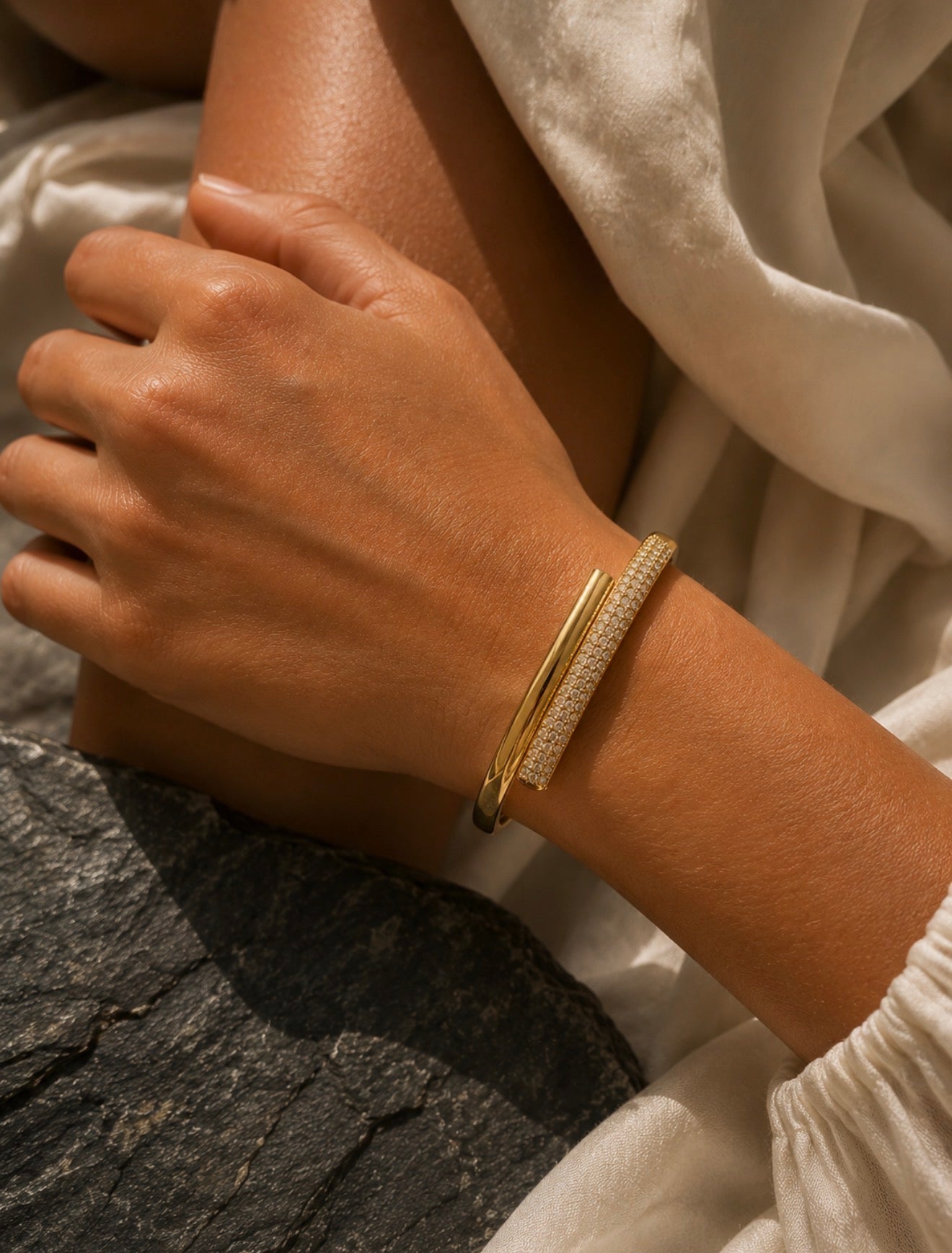 AURELIA ✨ Bracciale rigido in acciaio dorato con pavé