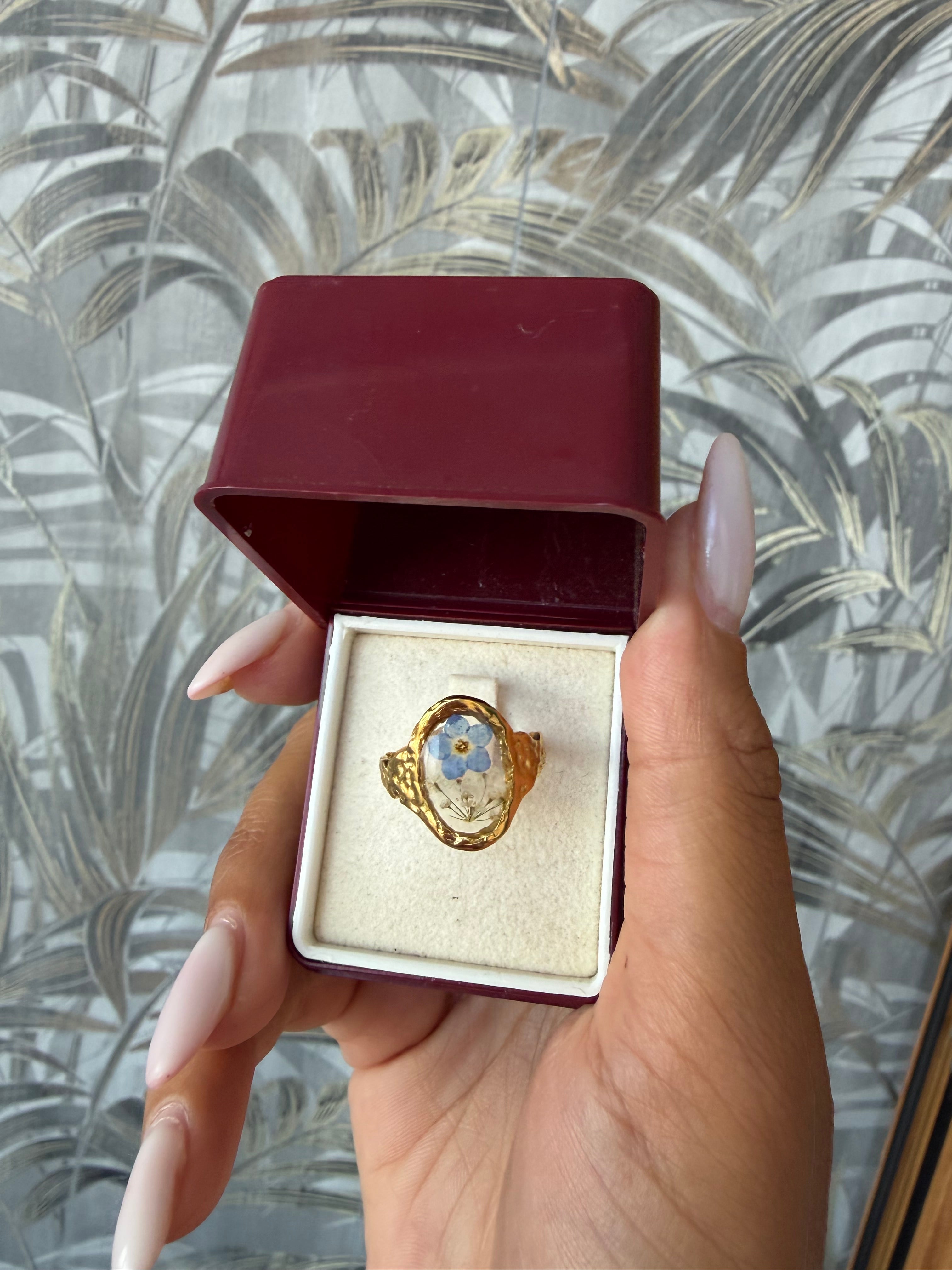 Anello Dorato in Acciaio con Fiore Non Ti Scordar di Me – Mémoire

Delicato nel significato, deciso nel carattere.