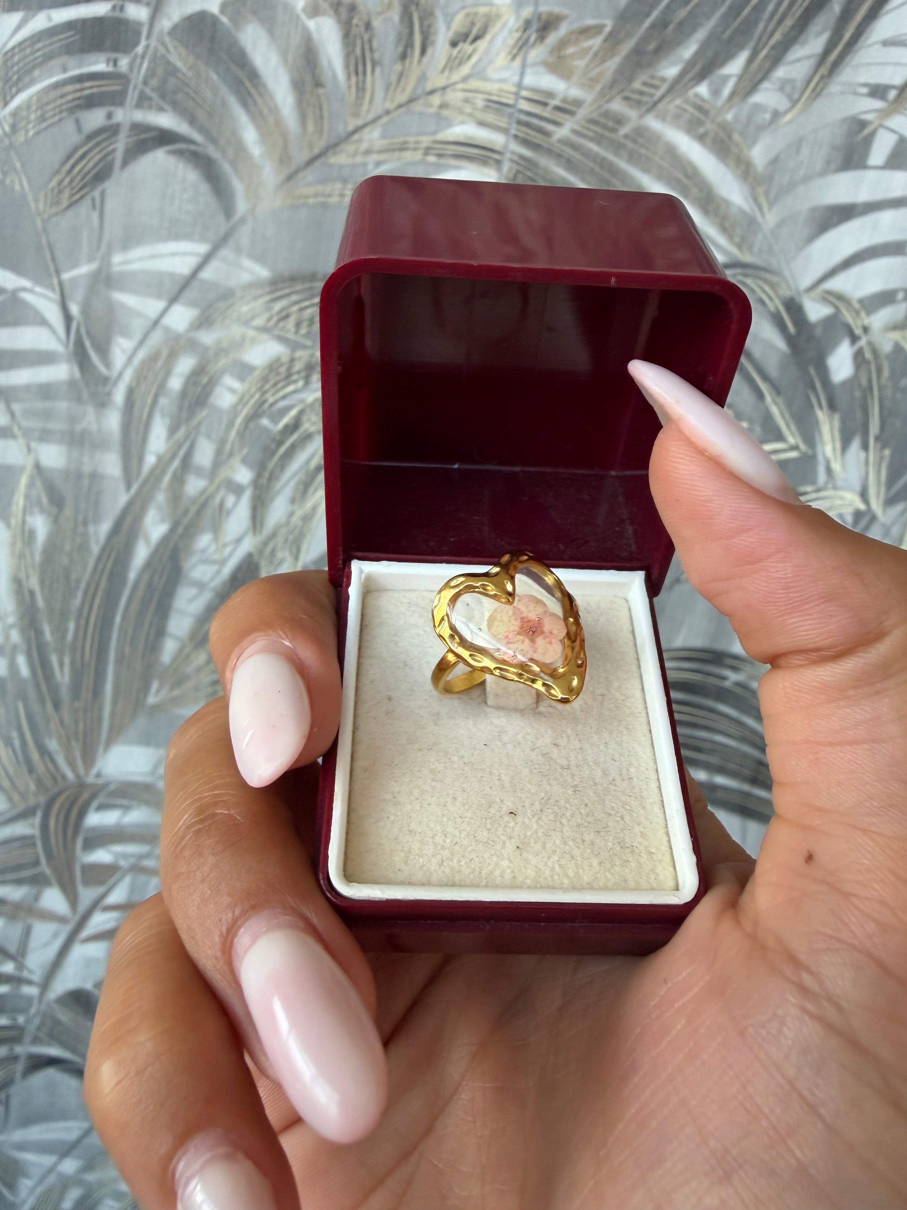 Anello Cuore Dorato in Acciaio con Fiore Naturale Essiccato – Éternelle