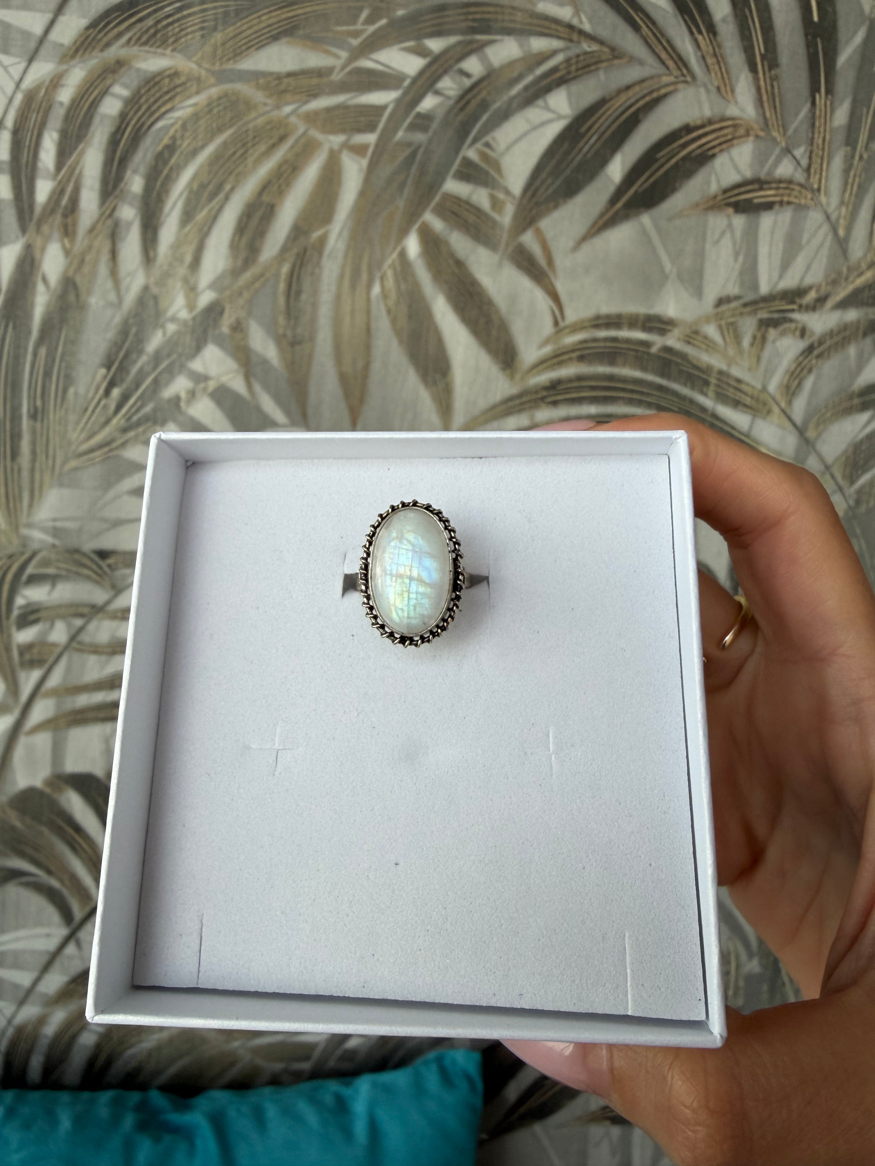 Anello labradorite bianca iridescente in argento