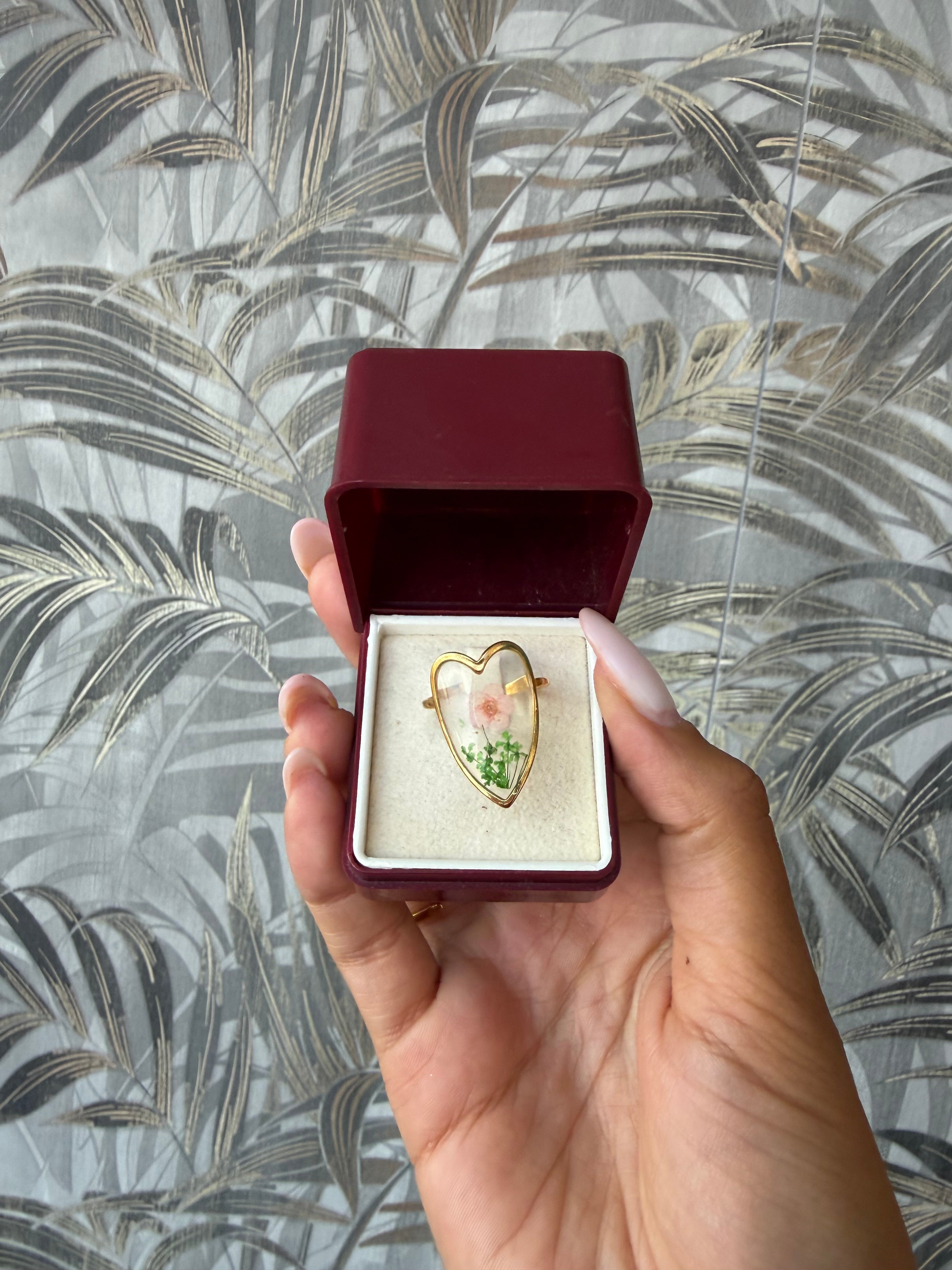 Anello Cuore Grande Dorato in Acciaio con Fiore Naturale Essiccato – Jardin Secret