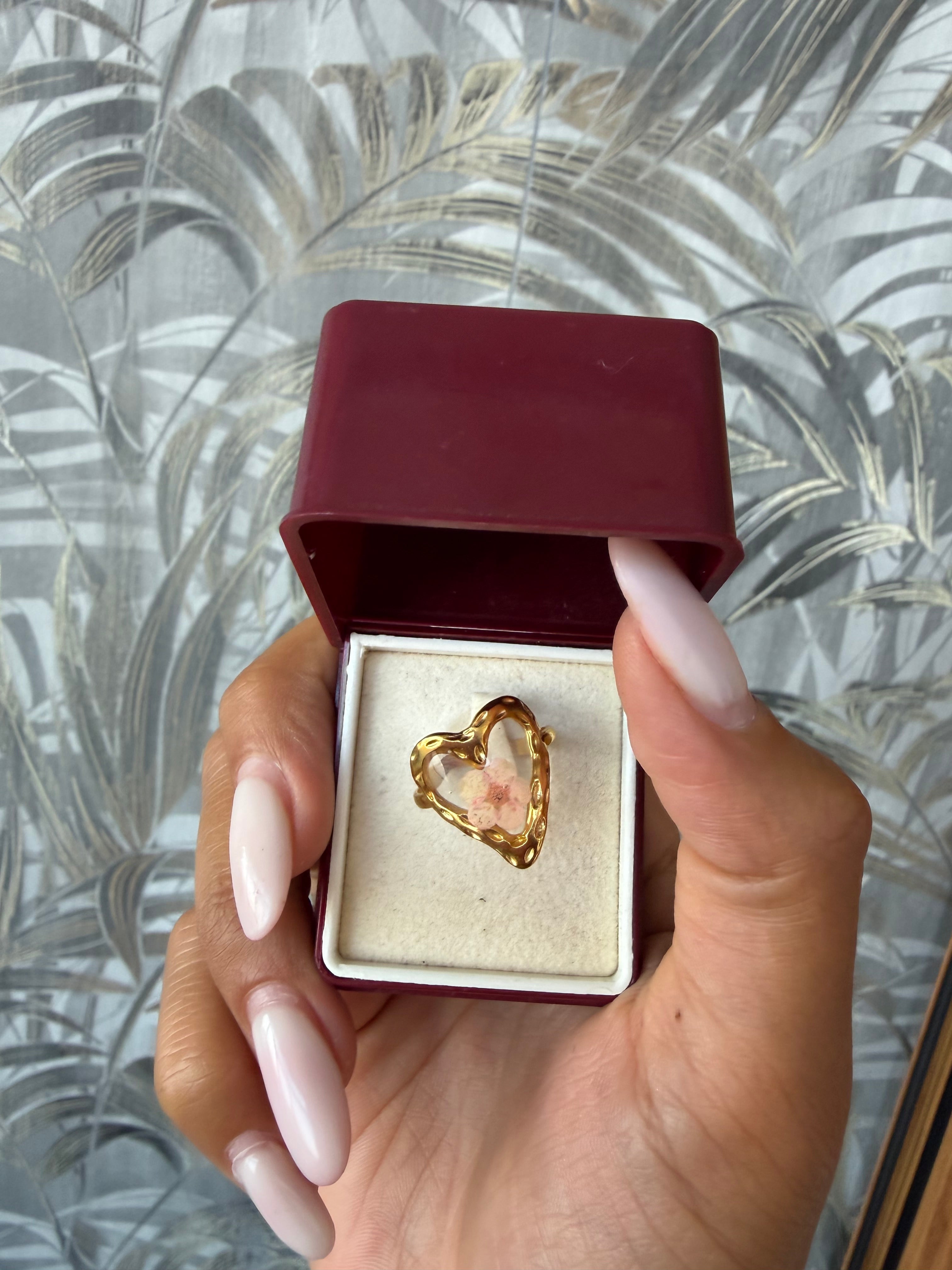 Anello Cuore Dorato in Acciaio con Fiore Naturale Essiccato – Éternelle