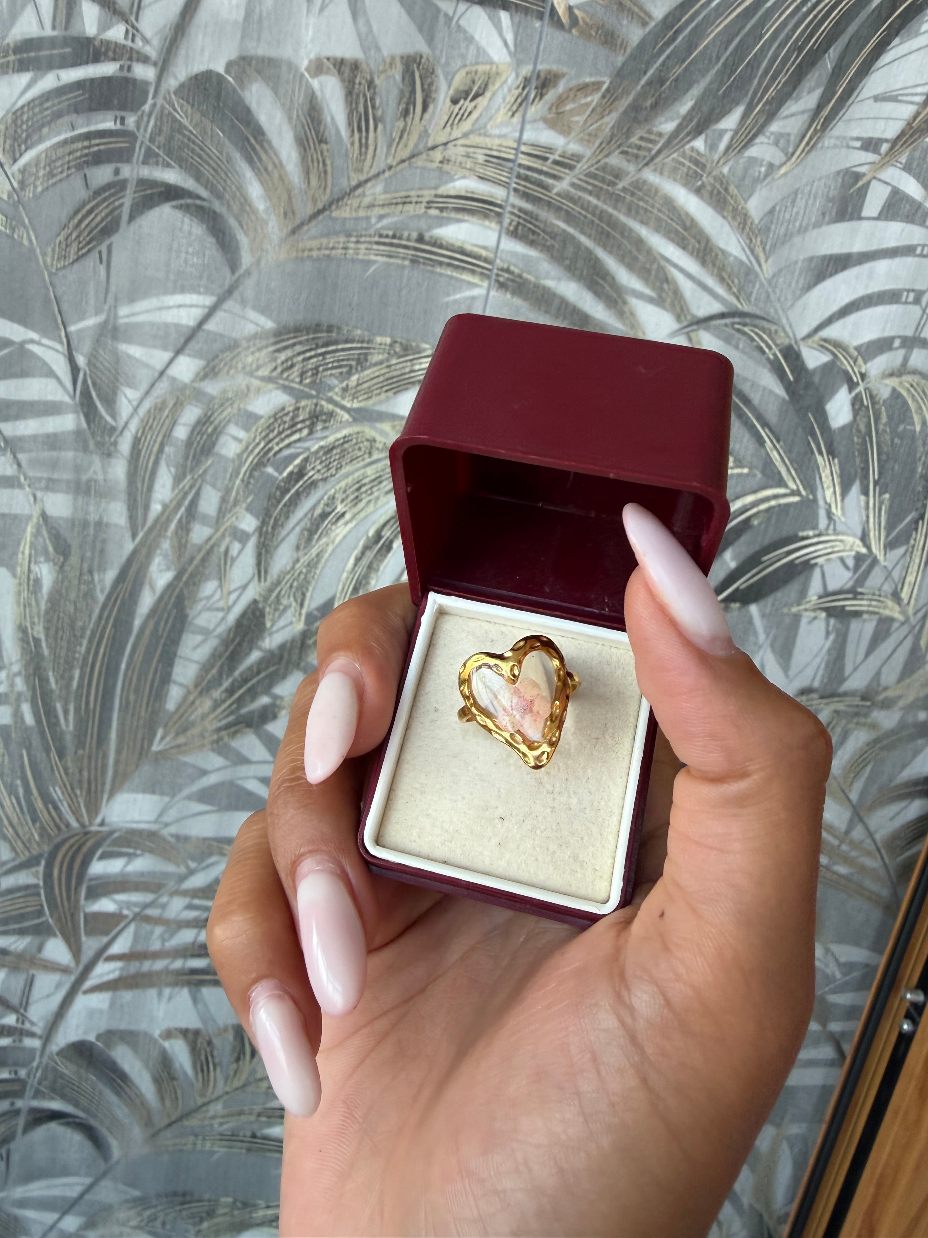 Anello Cuore Dorato in Acciaio con Fiore Naturale Essiccato – Éternelle