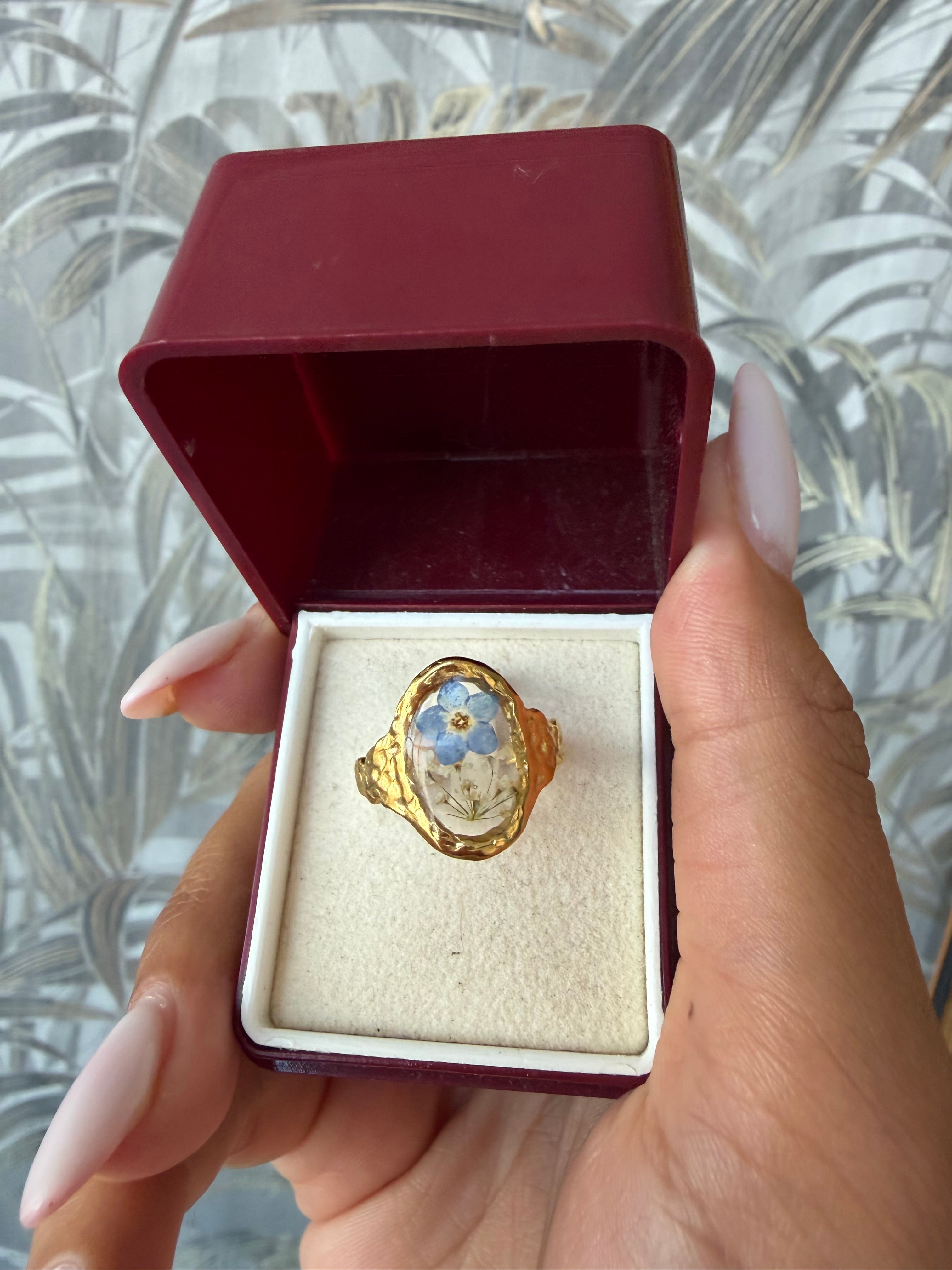 Anello Dorato in Acciaio con Fiore Non Ti Scordar di Me – Mémoire

Delicato nel significato, deciso nel carattere.