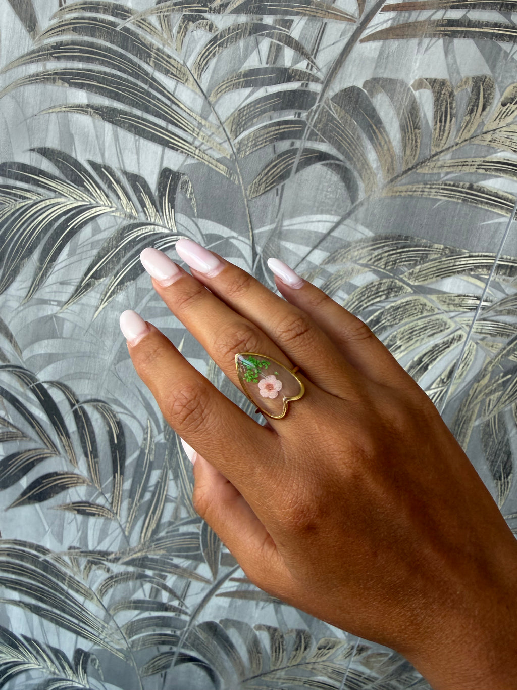 Anello Cuore Grande Dorato in Acciaio con Fiore Naturale Essiccato – Jardin Secret