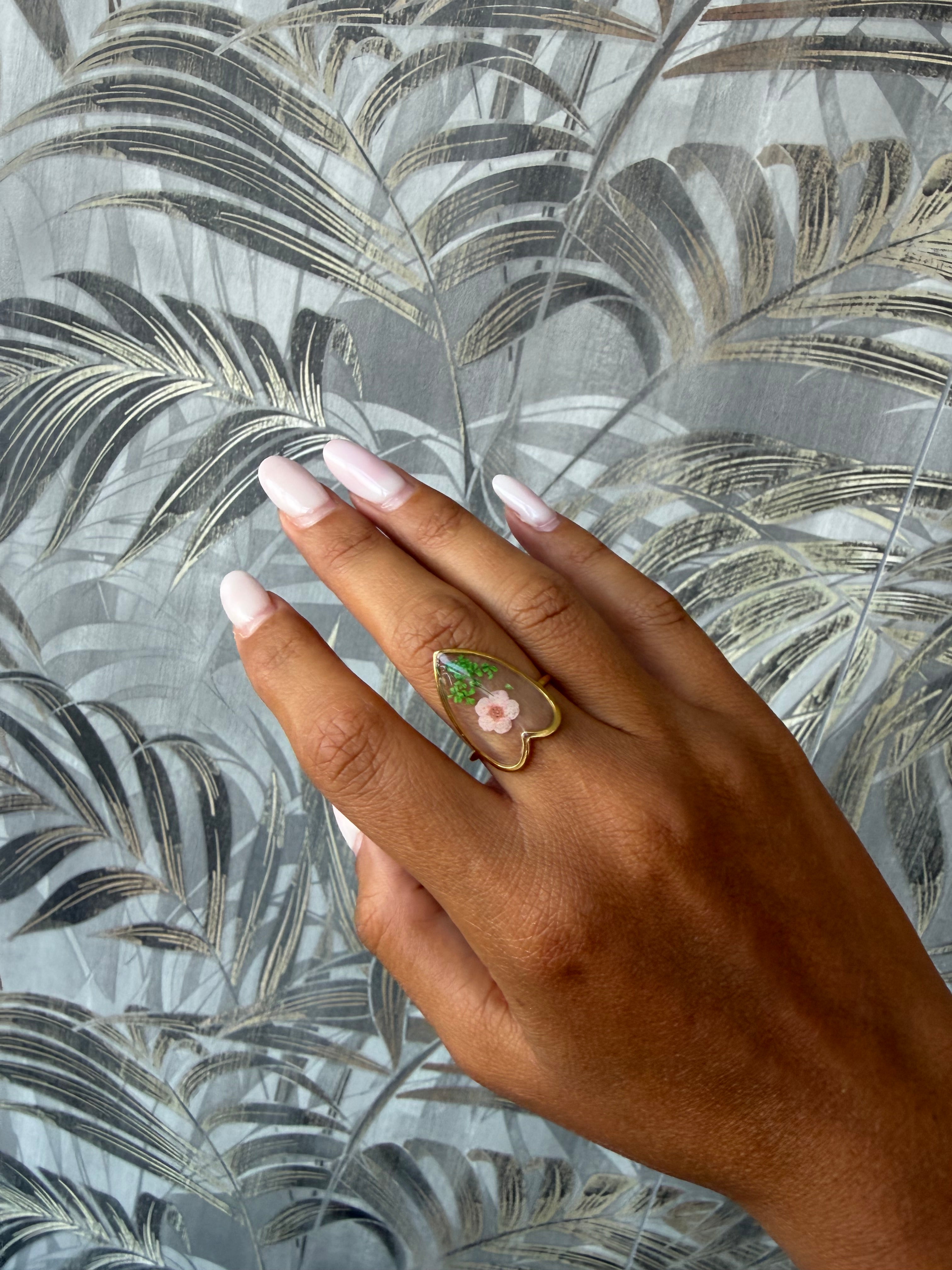 Anello Cuore Grande Dorato in Acciaio con Fiore Naturale Essiccato – Jardin Secret