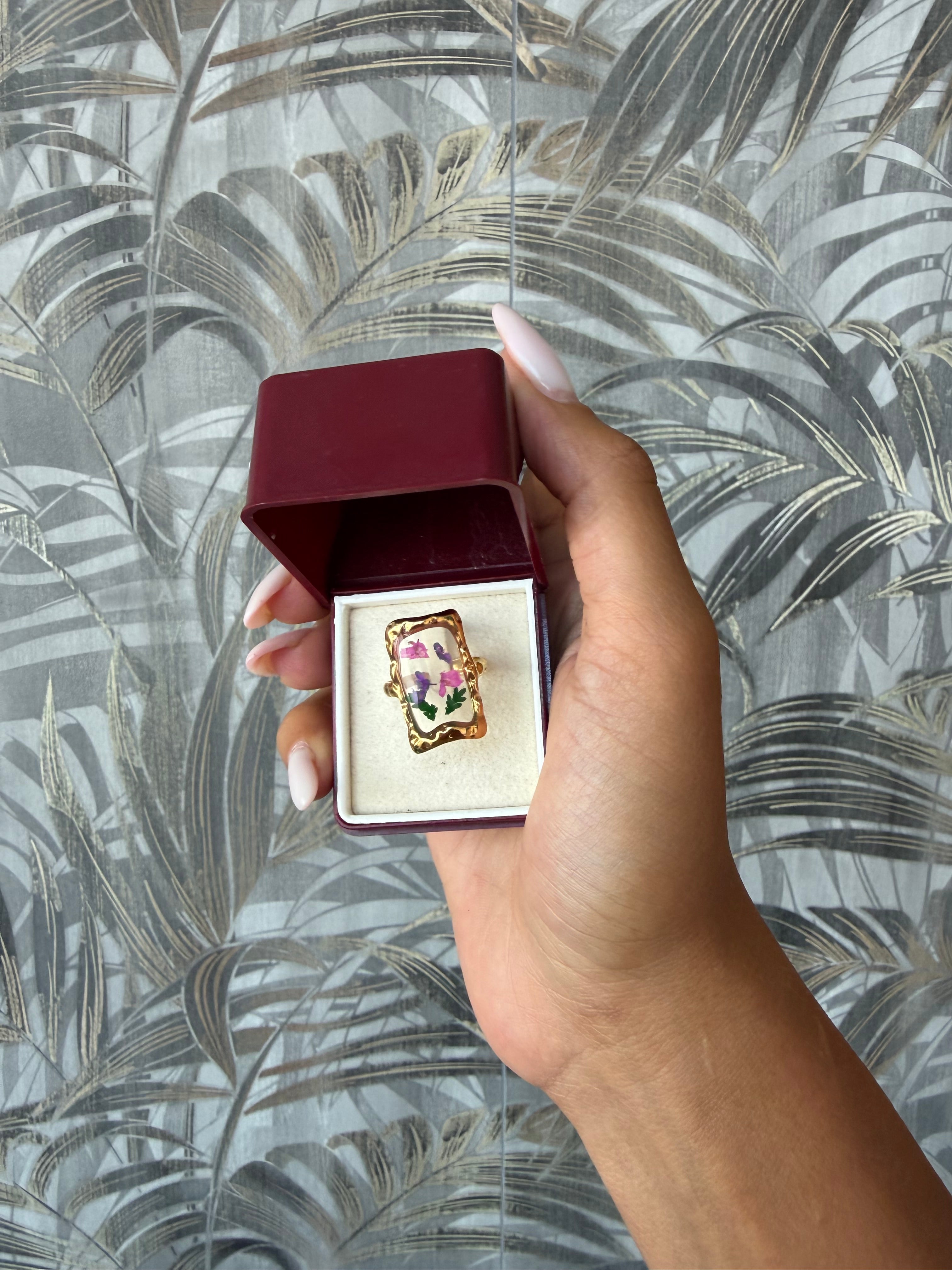 Anello Dorato in Acciaio con Fiori Veri Essiccati – Mon Amour