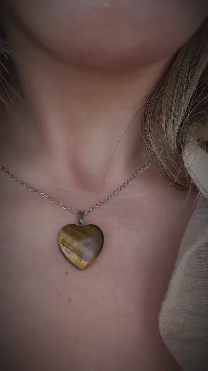 ✨ Tigris ✨

Ciondolo Cuore in Occhio di Tigre con Collana